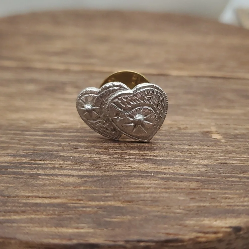 B622 twin hearts‎ pin